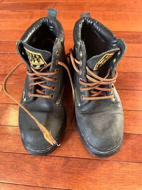 Roots Vintage Tuff Black Leather Boots - women’s size 8.5